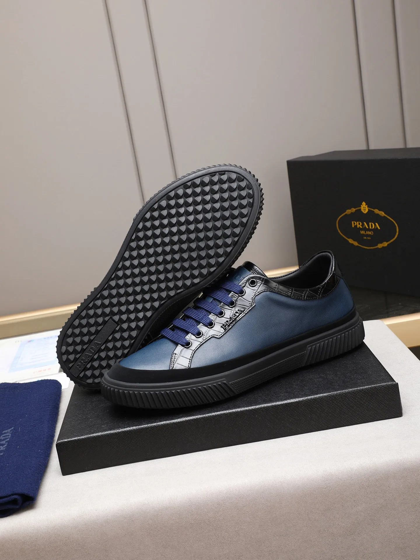 Men's shoes💰420💰 Brand: PRADA (Prada) Standard code: Men's code 38–44 (45 can be customized) Material: Original cowhide, breathable sheep lining Special outsole Style category: Men's fashionable casual sneakers Low-key luxury! Color: actual picture color